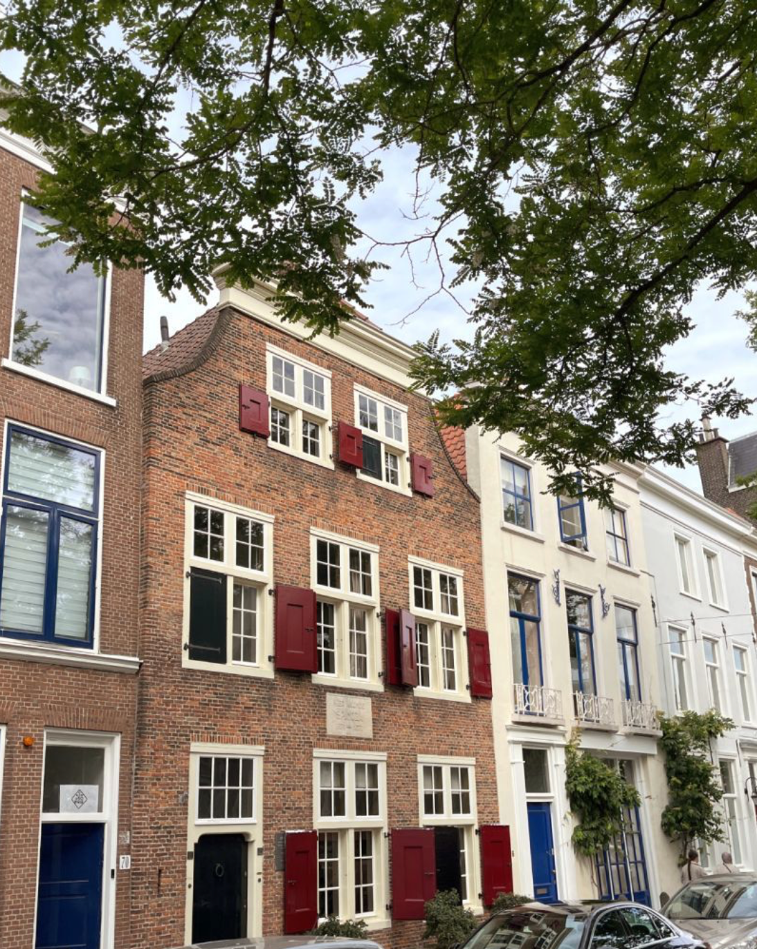 Het Spinozahuis en het naastgelegen pand aan de Paviljoensgracht in Den Haag